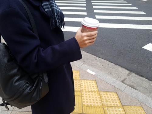 Seoul gov't to ban people from carrying takeaway coffee cups into buses - 1