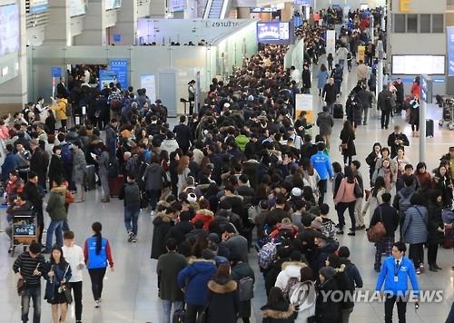 In this file photo taken Jan. 27, 2017, the departure lounge of Incheon International Airport, west of Seoul, is packed with tourists on the Lunar New Year's holiday. (Yonhap)