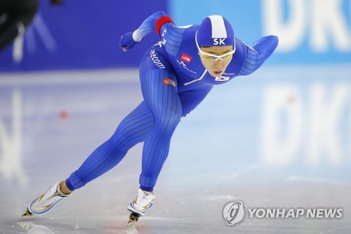 In this Associated Press file photo taken on Nov. 10, 2017, Lee Sang-hwa of South Korea competes in the women's 500 meters at the International Skating Union World Cup Speed Skating race in Heerenveen, the Netherlands. (Yonhap)