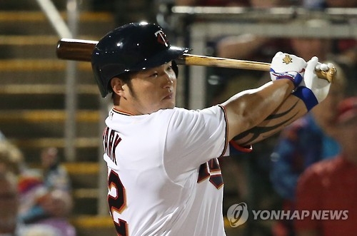 In this file photo taken on March 3, 2016, Park Byung-ho, then with the Minnesota Twins, lines a base hit against the Boston Red Sox in the clubs' spring training game at Hammond Stadium in Fort Myers, Florida. (Yonhap) 