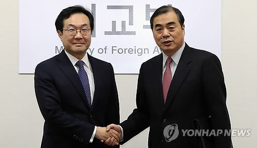 Lee Do-hoon (L), the special representative for Korean Peninsula peace and security affairs, shakes hands with Kong Xuanyou, China's assistant foreign minister, before their meeting at the Ministry of Foreign Affairs building in Seoul on Jan. 5, 2018. (Yonhap)