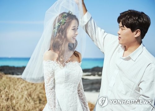 In this photo released by sports agency A-Spec Corp. on Jan. 2, 2018, Los Angeles Dodgers pitcher Ryu Hyun-jin (R) and sports announcer Bae Ji-hyun pose during their pre-wedding photo shoot. The two tied the knot on Jan. 5. (Yonhap)