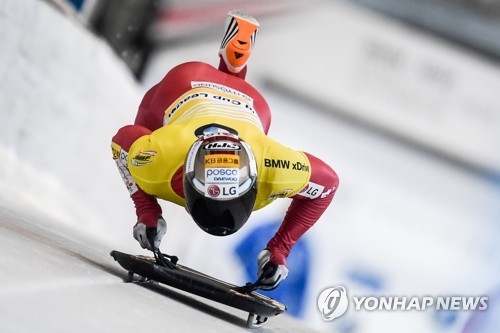 In this EPA photo, South Korean skeleton slider Yun Sung-bin competes in the first of two runs in the men's competition at the International Bobsleigh & Skeleton Federation World Cup in Altenberg, Germany, on Jan. 5, 2018. (Yonhap)