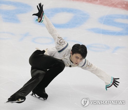 In this Associated Press file photo taken on Oct. 21, 2017, Yuzuru Hanyu of Japan performs his free skate at the Rostelekom Cup during the 2017-2018 International Skating Union Grand Prix of Figure Skating season in Moscow. (Yonhap)