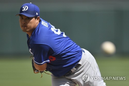 Ryu Hyun-jin pays surprise visit for Korean women's baseball team