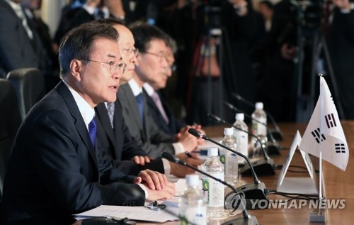 South Korean President Moon Jae-in (L) speaks at the start of a three-way summit held in Tokyo on May 9, 2018, involving Japanese Prime Minister Shinzo Abe and Chinese Premier Li Keqiang. (Yonhap)