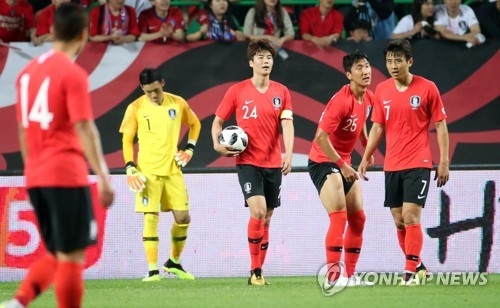 South Korean players react after giving up a go-ahead goal in the first half of their 3-1 loss to Bosnia and Herzegovina in a World Cup tune-up match at Jeonju World Cup Stadium in Jeonju, 240 kilometers south of Seoul, on June 1, 2018. (Yonhap)