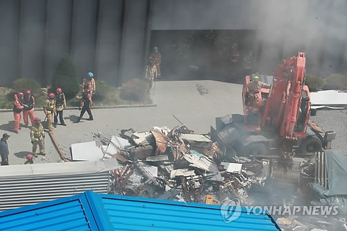 Four-story building collapses in Seoul, injuring one person - 1