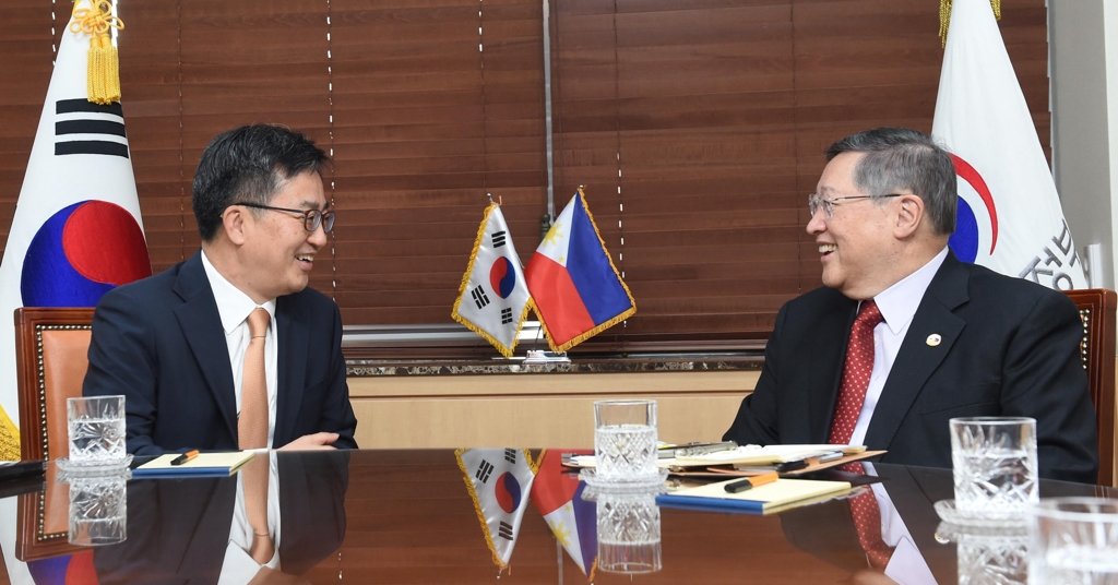 South Korean Finance Minister Kim Dong-yeon (L) holds a meeting with the Philippines' Finance Secretary Carlos Dominguez in Seoul on June 4, 2018. (Yonhap)