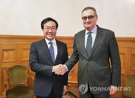 Lee Do-hoon (L), representative for Korean Peninsula peace and security affairs at South Korea's foreign ministry, shakes hands with Russia's Deputy Foreign Minister Igor Morgulov in Moscow on Feb. 2, 2018 in this photo provided by Seoul's ministry. (Yonhap)