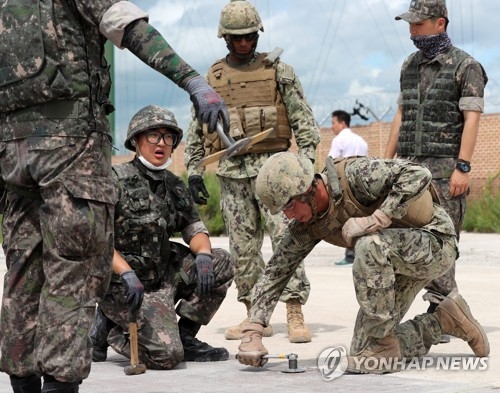 This file photo, taken August 2017, shows a group of South Korean and U.S. armed service members working together in a joint military exercise in South Korea. South Korea and the United States announced a temporary suspension of their joint military exercises following a Seoul meeting of their defense chiefs on June 28, 2018, amid ongoing dialogue with North Korea on the denuclearization of the Korea Peninsula. (Yonhap)
