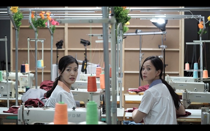 The still provided by the Korea Craft & Design Foundation on July 6, 2018, is from Che One-joon's video "Pattern of Unfinished Cloth." (Yonhap)