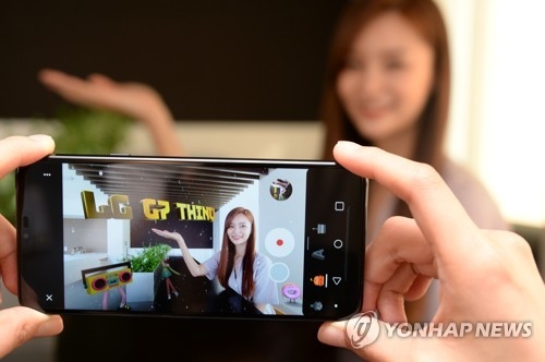 A model demonstrates the LG G7 ThinQ camera in this photo released by the company on June 10, 2018. (Yonhap)