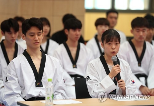 South Korean taekwondo practitioner Kang Bo-ra (R) speaks during a media event at the National Training Center in Jincheon, North Chungcheong Province, on Aug. 8, 2018. (Yonhap)