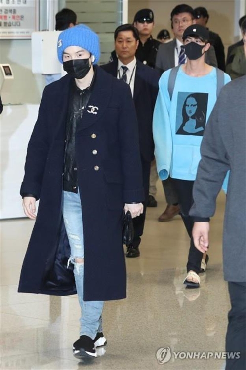 BTS member Suga returns home with other members through Incheon International Airport on Oct. 24, 2018. (Yonhap)