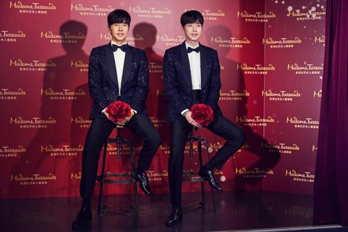 In this undated photo provided by Mountain Movement, actor Park Hae-jin (R) sits next to his wax figure on display at Madame Tussauds Hong Kong. (Yonhap) 