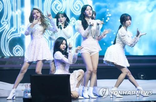 K-pop girl band GFriend performs during a media showcase of their new album, "Time for us," on Jan. 14, 2019. (Yonhap)