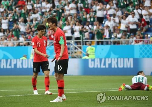 This file photo, taken on June 23, 2018, shows South Korea national football team captain Ki Sung-yueng shouting to the referee during a Group F match against Mexico at the 2018 FIFA World Cup in Russia. (Yonhap)