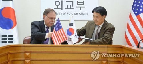 Chang Won-sam (R), South Korea's delegate to defense cost talks with the United States, exchanges a letter of accord with his counterpart Timothy Betts in a signing ceremony in Seoul on Feb. 10, 2019. (Yonhap)