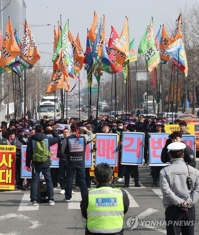 Daewoo Shipbuilding workers to go on strike against sale to Hyundai Heavy