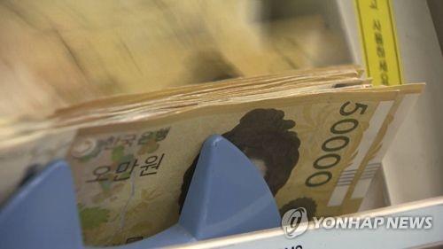 S. Koreans increasingly go cashless: BOK survey - 1