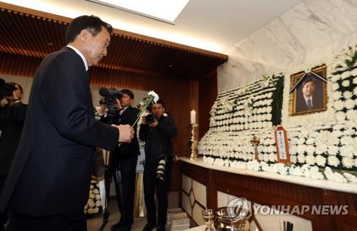 Sohn Hak-kyu, the chief of the minor opposition Bareunmirae Party, pays his respects at a memorial altar of the late Kim Hong-il at Severance Hospital in Seoul on April 22, 2019. (Yonhap)