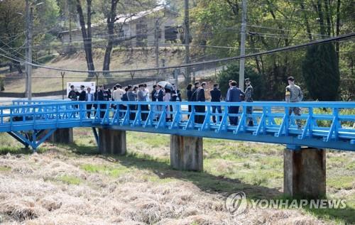 A group of civilian tourists looks around the Joint Security Area on the Footbridge on May 1, 2019. (Yonhap)