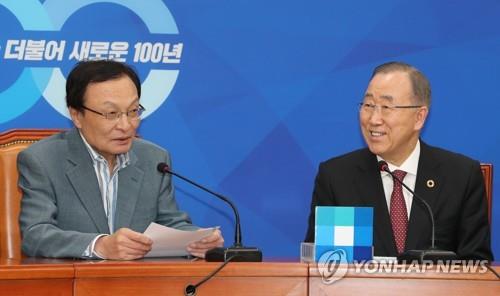 Lee Hae-chan (L), chairman of the ruling Democratic Party, meets with Ban Ki-moon, chief of the National Council on Climate and Air Quality, at the former's office in Seoul on May 2, 2019. (Yonhap)