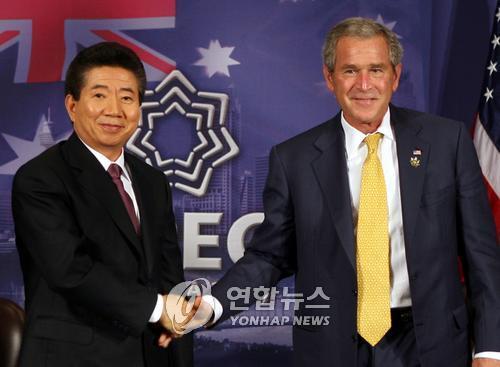 Moon may meet ex-U.S. President George Bush during his Seoul visit