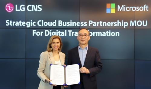 Kim Young-shub (R), president of LG CNS, signs a strategic partnership agreement on the cloud business with Andrea Della Mattea (L), president of Microsoft Asia Pacific, at Microsoft's Singapore office, in this photo provided by LG CNS on June 16, 2019. (PHOTO NOT FOR SALE) (Yonhap)