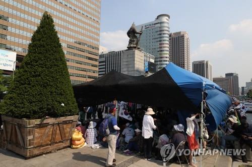 (LEAD) Far-right party reinstalls protest tents on Seoul square hours after forced demolition