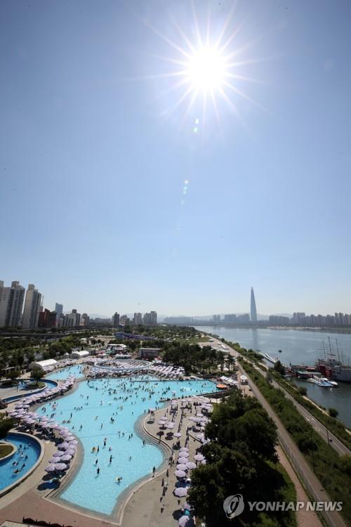 This file photo shows a Han River water park in Seoul. (Yonhap)