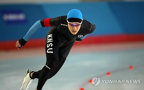 In this file photo from Feb. 27, 2015, Kim Cheol-min of South Korea competes in the men's 1,500m race at the National Winter Sports Festival at Taeneung International Rink in Seoul. (Yonhap)