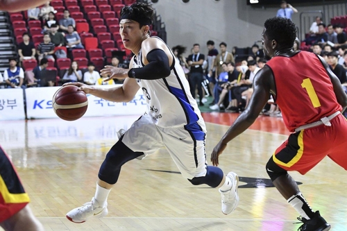 14th Sep, 2021. Lee Jung-hyun in action Jeonju KCC Egis' Lee Jung-hyun (R)  passes the ball during the Korean Basketball League (KBL) cup match against  the Seoul SK Knights at Sangju Gymnasium