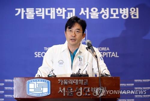 Kim Yang-soo, an orthopedic surgeon of Seoul St. Mary's Hospital, speaks about former President Park Geun-hye's shoulder surgery in a media briefing at the hospital in southern Seoul on Sept. 17, 2019. (Yonhap)