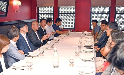 In this photo, taken on Sept. 23, 2019, and provided by Hyundai Motor Group, the group's Executive Vice Chairman Chung Euisun (4th from left) answers questions from Korean correspondents during a lunch meeting in New York. (PHOTO NOT FOR SALE) (Yonhap) 