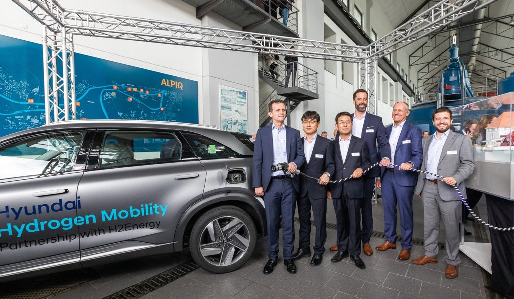 Officials from Hyundai Motor Co., H2 Energy AG, Linde AG and Alpiq AG pose for a photo at Alpiq's hydrogen power plant in Gosgen, Switzerland, on Sept. 25, 2019, in this photo provided by Hyundai Motor. (PHOTO NOT FOR SALE) (Yonhap)