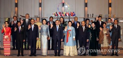 South Korean President Moon Jae-in and leaders from the Association of Southeast Asian Nations pose before a dinner at their summit in the southeastern city of Busan on Nov. 25, 2019. From left in the front row are Myanmar State Counsellor Aung San Suu Kyi, Sultan of Brunei Hassanal Bolkiah, Thai Prime Minister Prayut Chan-o-cha and his wife, Moon and first lady, Kim Jung-sook, Vietnamese Prime Minister Nguyen Xuan Phuc (R) and his wife, Indonesian President Joko Widodo and his wife. From left in the back row are Cambodian Deputy Prime Minister and Foreign Minister Prak Sokhonn, Singaporean Prime Minister Lee Hsien Loong and his wife, Philippine President Rodrigo Duterte and his wife, Malaysian Prime Minister Mahathir Mohamad and his wife, and Laos Prime Minister Thongloun Sisoulith and his wife. (Yonhap)