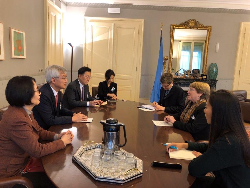 Second Vice Foreign Minister Lee Tae-ho (2nd from L) holds talks with U.N. High Commissioner for Human Rights Michelle Bachelet (2nd from R) on the margins of the Global Refugees Forum in Geneva on Dec. 16, 2019. (PHOTO NOT FOR SALE) (Yonhap) 