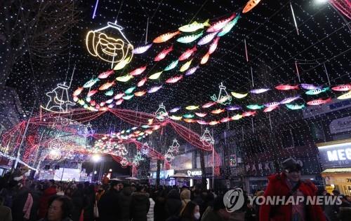 This file photo shows people looking at a street adorned with fish-shaped lanterns in Hwacheon, Gangwon Province. (Yonhap)