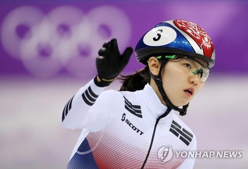 In this file photo from Feb. 22, 2018, Shim Suk-hee of South Korea acknowledges the crowd after clinching a berth in the semifinals of the women's 1,000-meter short track speed skating race during the PyeongChang Winter Olympics at Gangneung Ice Arena in Gangneung, 230 kilometers east of Seoul. (Yonhap)