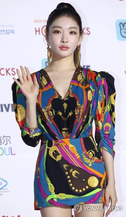 Chungha poses for photos during a photo wall event of the 9th Gaon Chart Music Awards in Seoul on Jan. 8, 2020. (Yonhap)