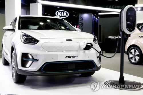 This photo taken May 2, 2019, shows a Niro EV being charged at the EV Trend Korea expo at the COEX exhibition hall in southern Seoul. (PHOTO NOT FOR SALE) (Yonhap)