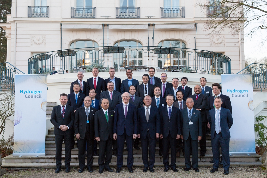 In this photo taken Jan. 20, 2020, and provided by Hyundai Motor, Hyundai Motor Group Executive Vice Chairman Chung Euisun (front row, 4th from R) and Benoit Potier (front row, 4th from L), CEO of France-based industrial gas supplier Air Liquide S.A., pose for a photo during the Hydrogen Council's annual meeting in Paris. (PHOTO NOT FOR SALE)(Yonhap) 