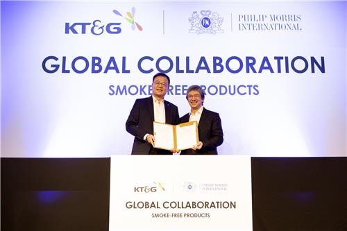 In this photo taken on Jan. 29, 2020, KT&G CEO Baek Bok-in (L) and PMI CEO Andre Calantzopoulos pose for a photo after signing a three-year supply deal on expansion into global e-cigarette markets in an event held at the South Korean tobacco firm's headquarters in southern Seoul. (PHOTO NOT FOR SALE) (Yonhap) 