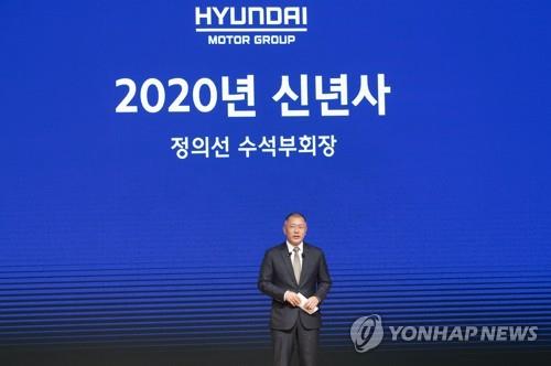 In this photo taken on Jan. 2, 2020, Hyundai Motor Group Vice Chairman Chung Euisun delivers a New Year's speech at a kickoff meeting with employees held at the group's headquarters in Yangjae, southern Seoul. (PHOTO NOT FOR SALE) (Yonhap)