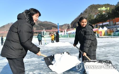 Tourists brave coronavirus, unseasonal weather to enjoy Hwacheon ice fishing festival