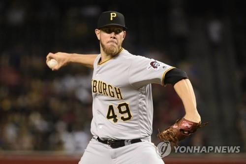 In this Getty Images file photo from May 13, 2019, Nick Kingham of the Pittsburgh Pirates pitches against the Arizona Diamondbacks in the bottom of the third inning of a Major League Baseball regular season game at Chase Field in Phoenix. (Yonhap)