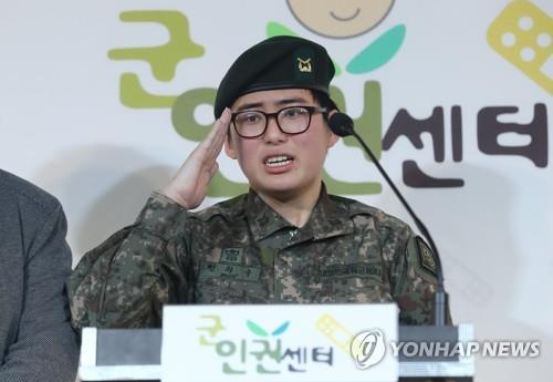 Byun Hee-soo, an Army noncommissioned officer, salutes during a press conference at the Military Human Rights Center in Seoul on Jan. 22, 2020, following the Army's decision to discharge her. (Yonhap) 