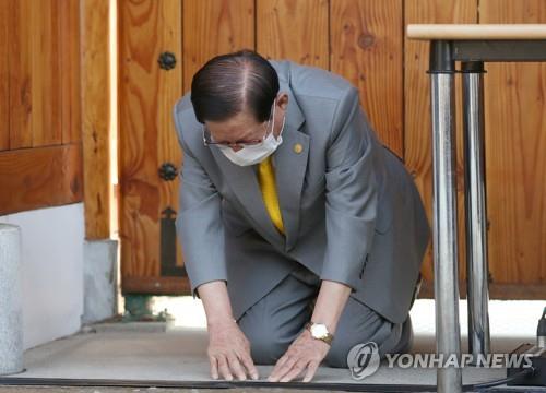 Lee Man-hee, founder and leader of the Shincheonji Church of Jesus, Temple of the Tabernacle of the Testimony, bows ahead of a news conference at his villa in Gapyeong, 60 kilometers northeast of Seoul, on March 2, 2020. The religious sect has been at the center of the new coronavirus outbreak in South Korea. (Yonhap) 